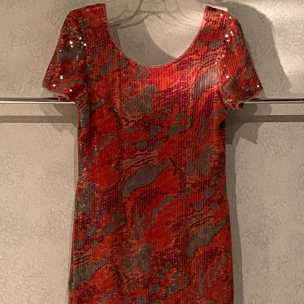 Elegant multicolored knee length party dress. 💯 % silk with polyester lining.